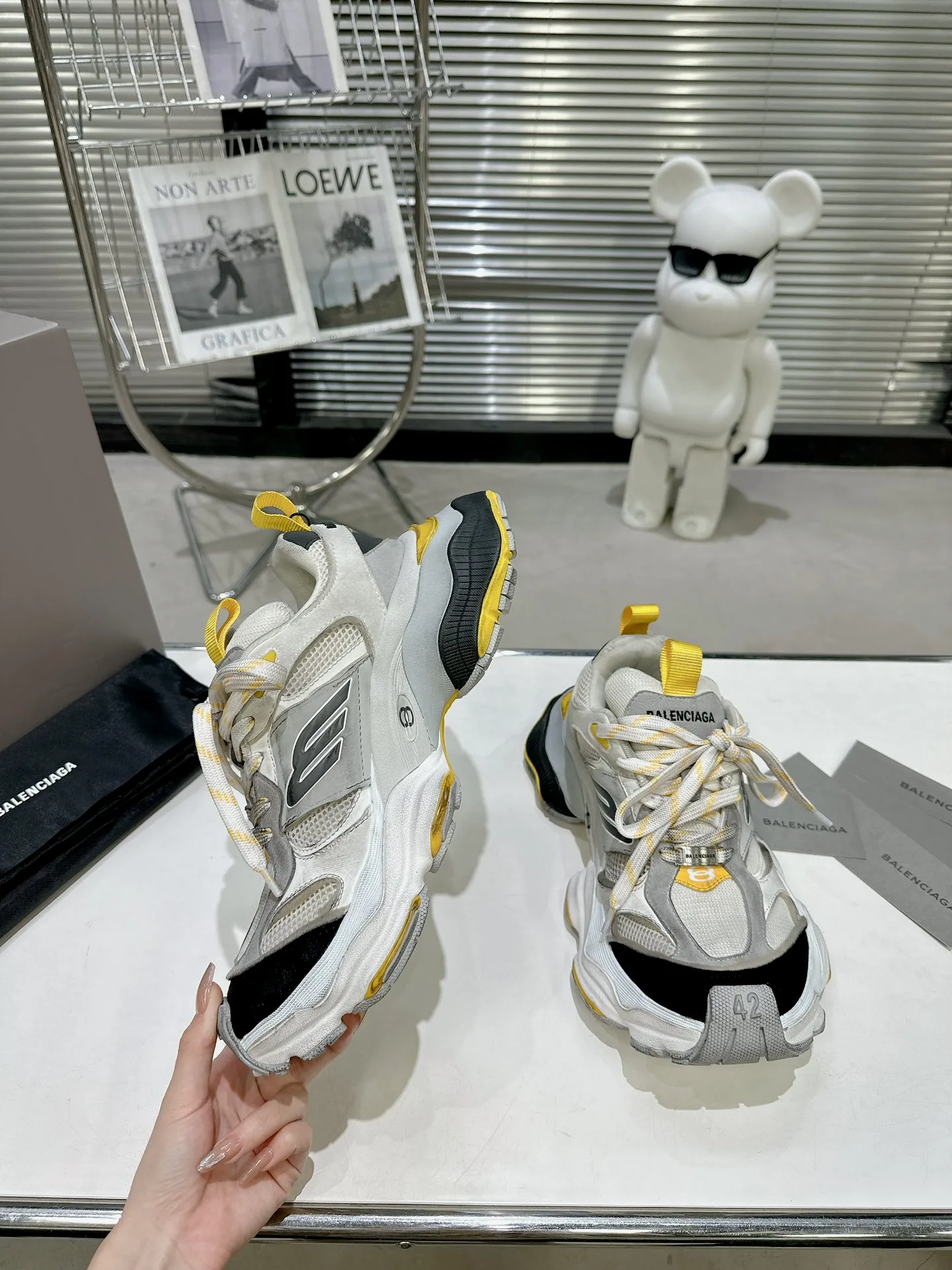👟👟Ex-factory price 900👟👟 Balenciaga SUMMER 24 Cargo Sneaker Global Limited Edition (JDL) top version super hot! The ultimate secret of 6XL. With the release of Balenciaga's summer 24 series, the 6XL sneakers worn by Liu Haoran on the show once again became a fashion talking point. As soon as the show ended, many bloggers posted reviews of these shoes and comparisons with the 3XL. Looking closely at the whole shoe, there is a larger variant of the "B" logo and a smaller bright yellow as embellishment. The upper material is still normal leather + mesh. All pairs of original materials. Number of yards: 35-45 yards.